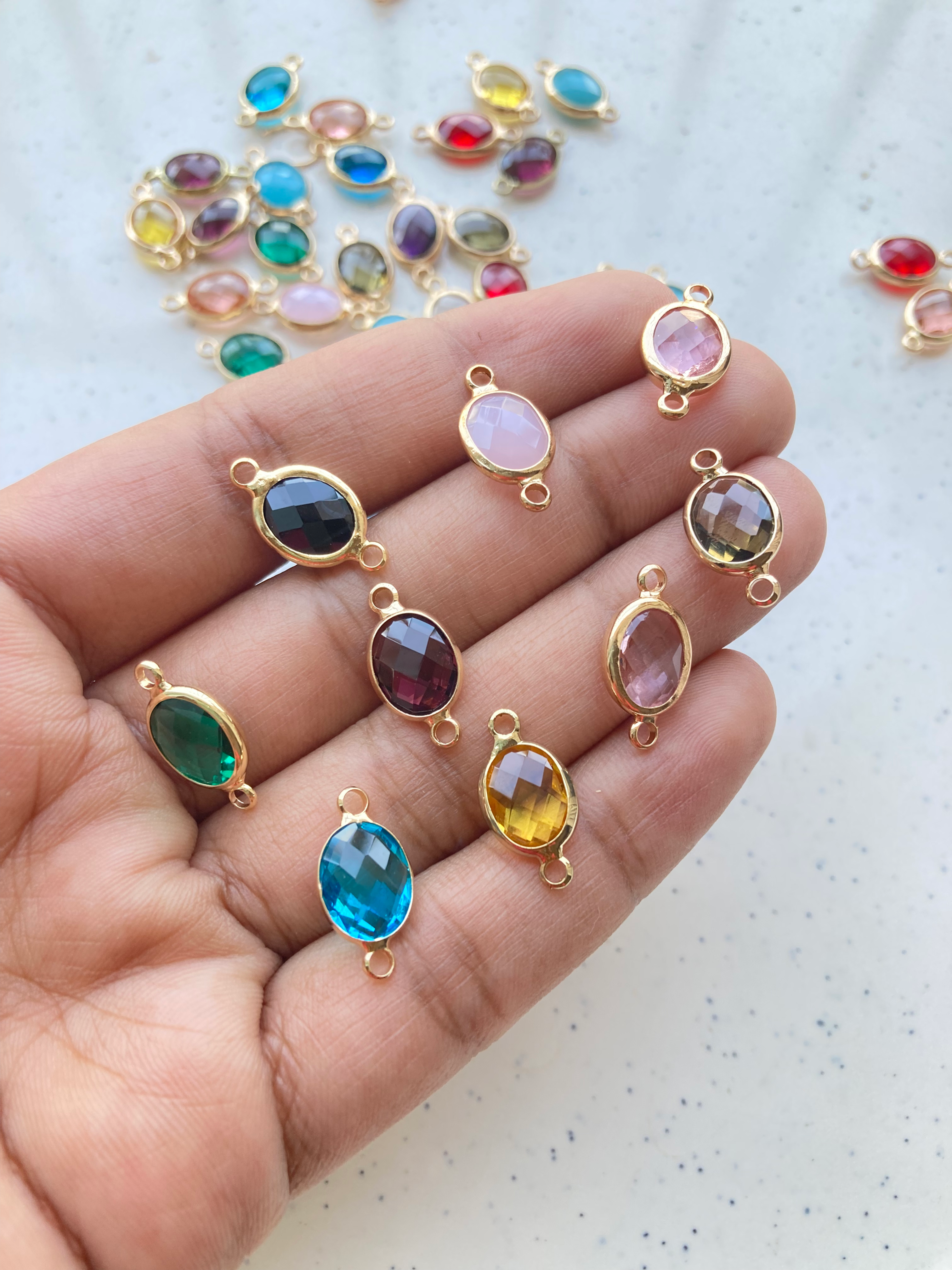 Faceted glass small oval connector