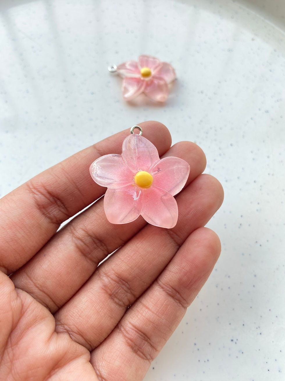 Thumbnail: Frangipani resin flower cham