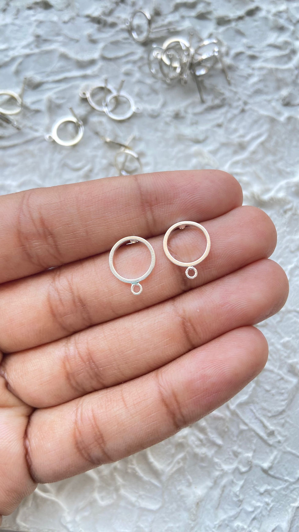 Thumbnail: Hollow circle frame stud