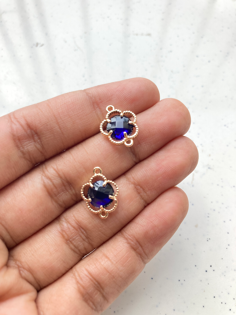 Thumbnail: Faceted glass flower shape connector