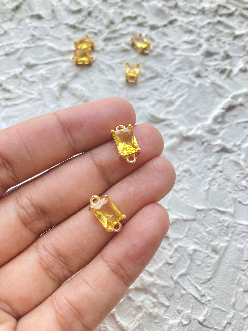 Thumbnail: Faceted glass rectangle connector