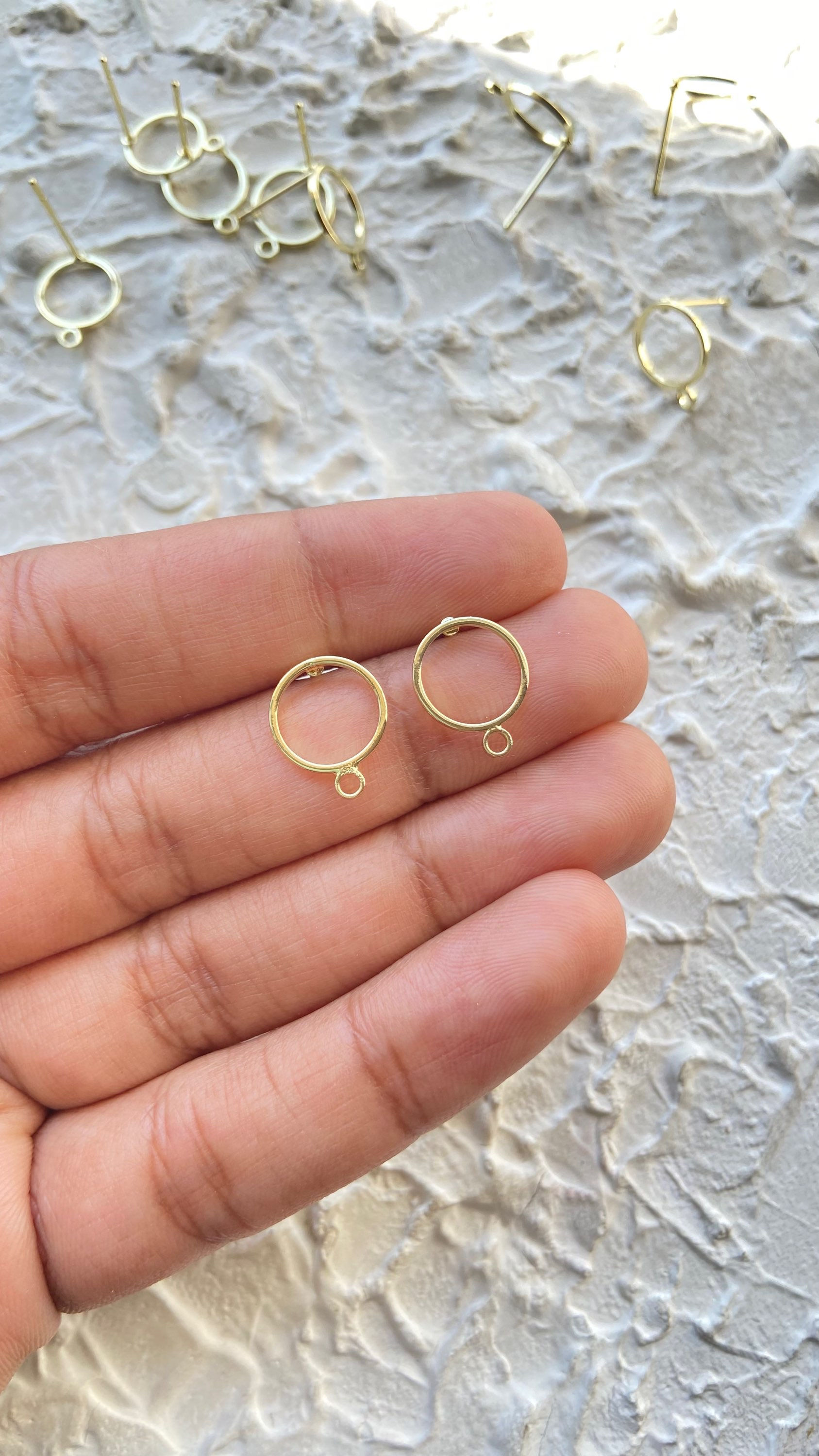 Hollow circle frame stud