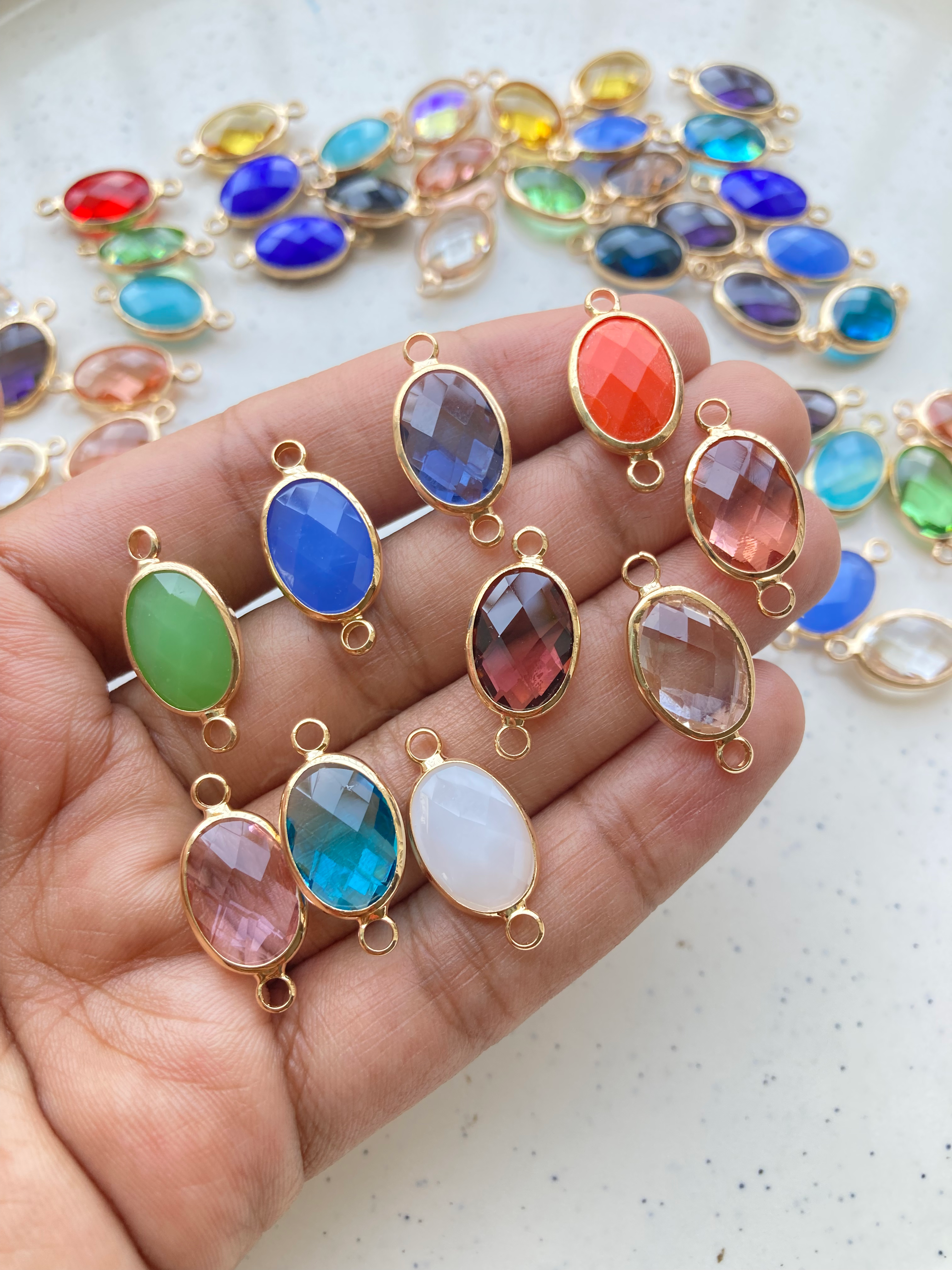 Faceted glass oval connector