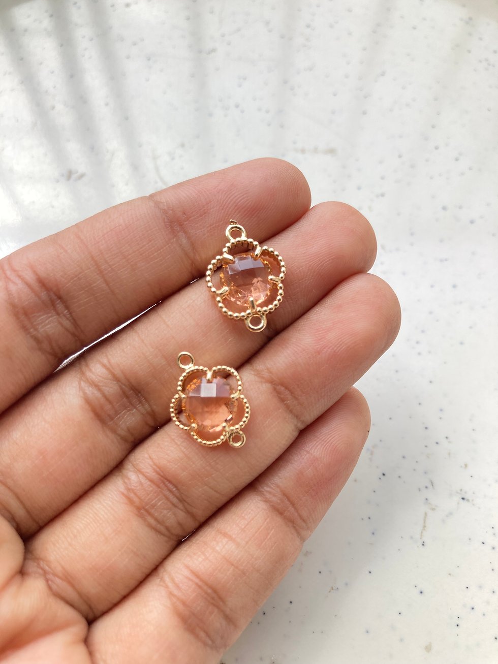 Thumbnail: Faceted glass flower shape connector