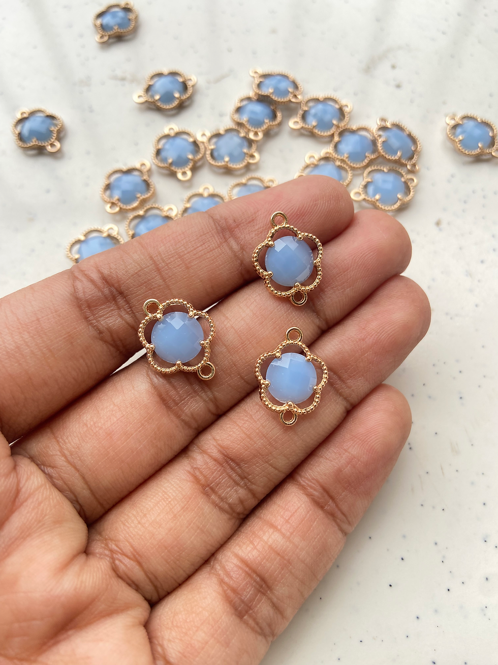 Thumbnail: Faceted glass flower shape connector