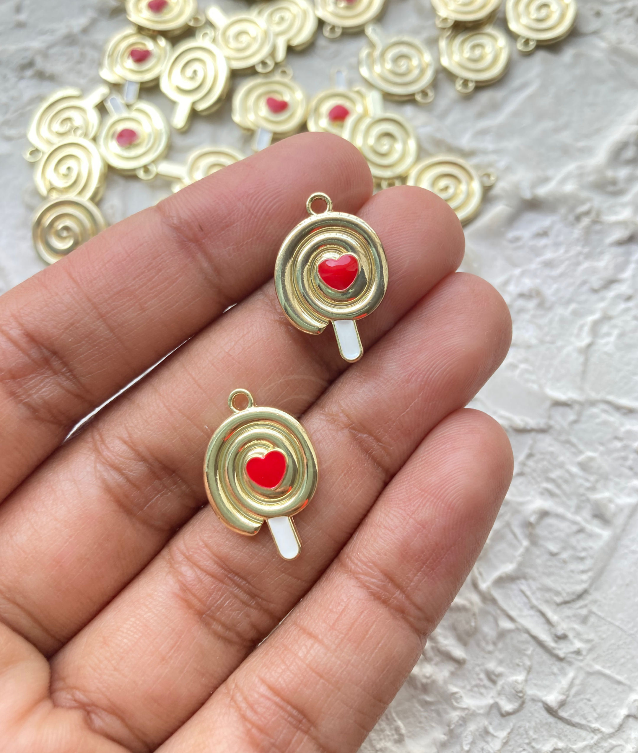Alloy lollipop with enamel heart charm