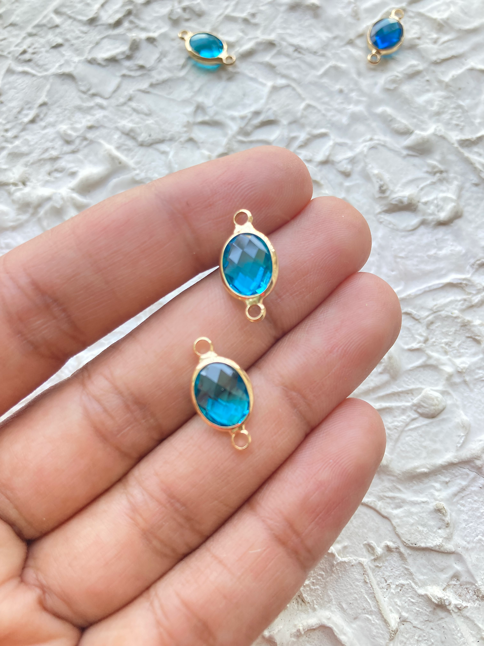 Thumbnail: Faceted glass small oval connector