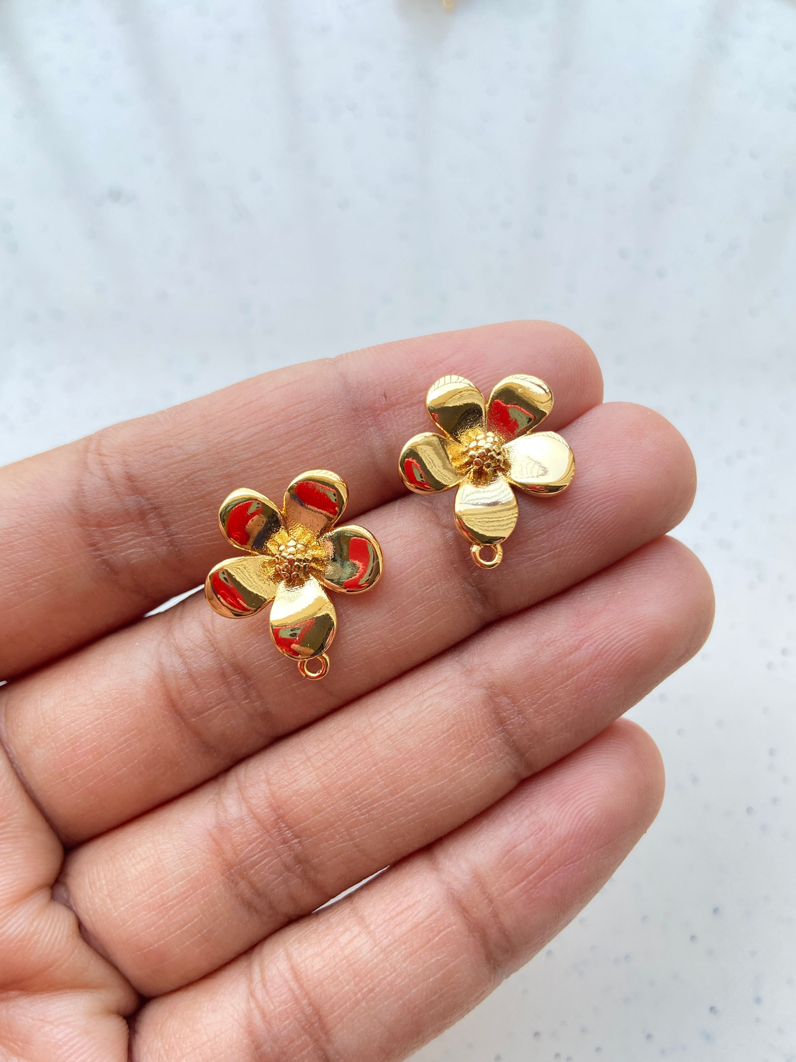 18k gold plated flower shape stud