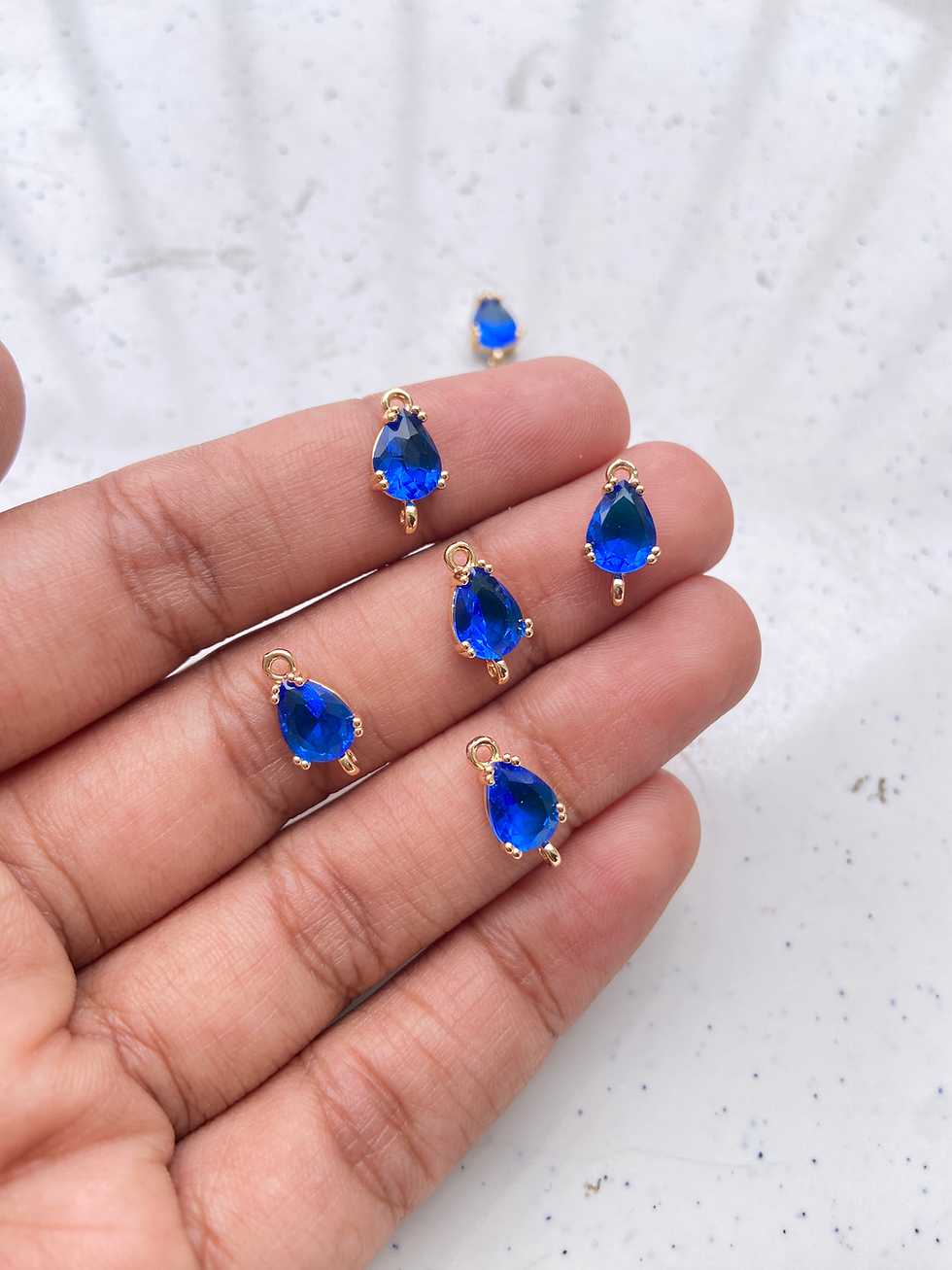 Thumbnail: Faceted glass small drop connector