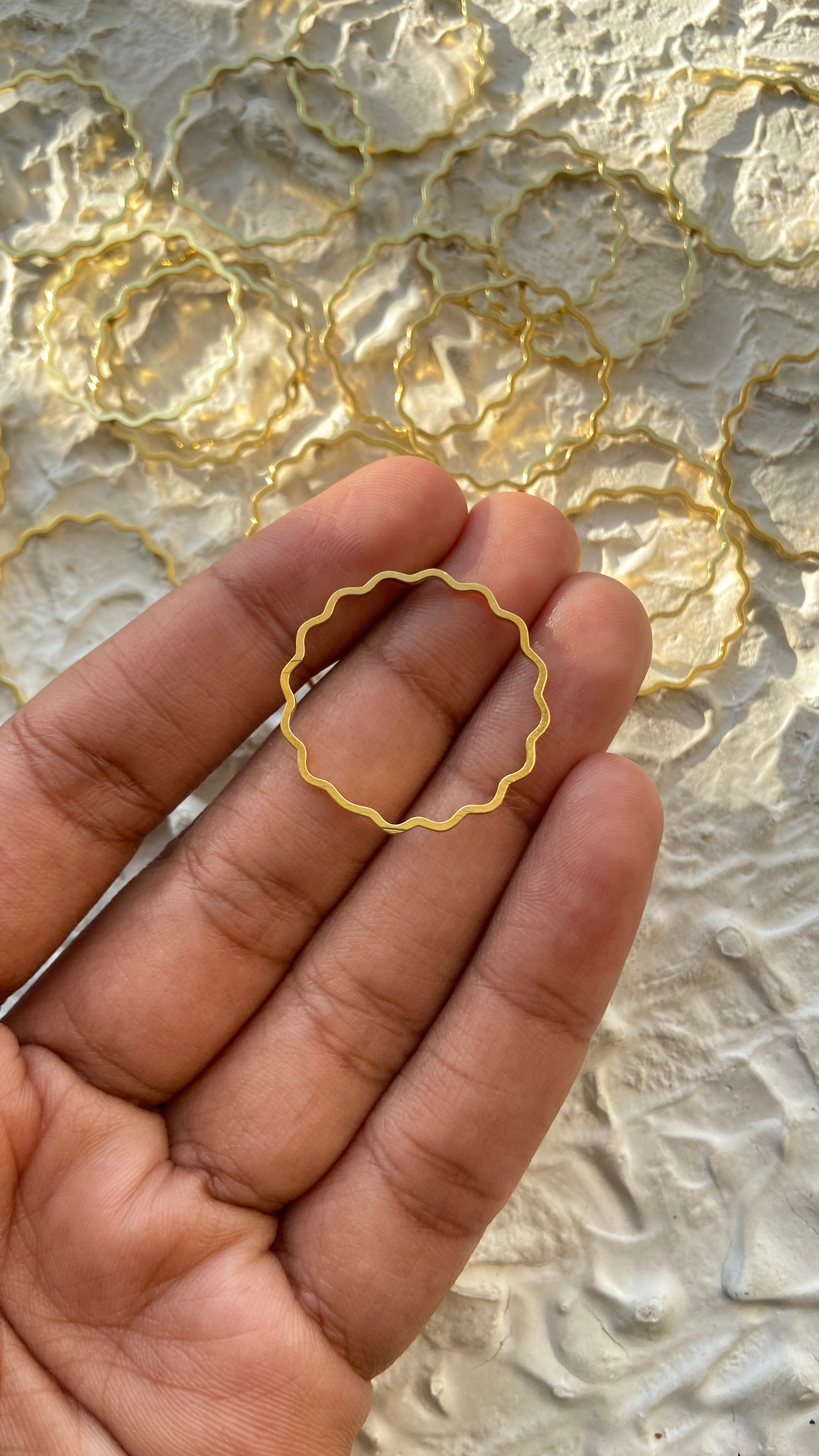 Wavy circle Bezel