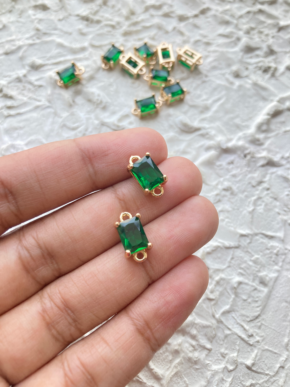 Thumbnail: Faceted glass rectangle connector