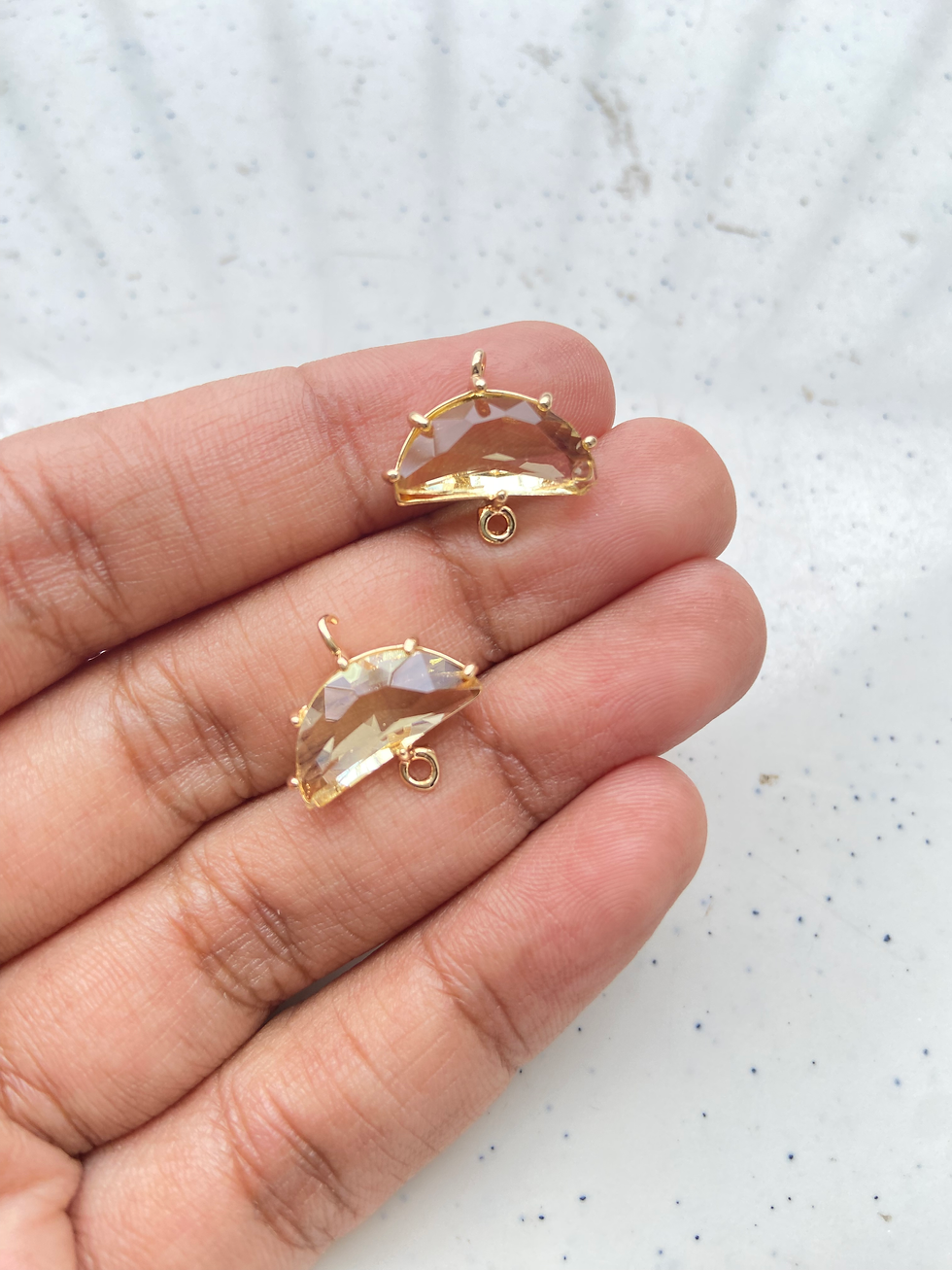Thumbnail: Semi circle glass connector
