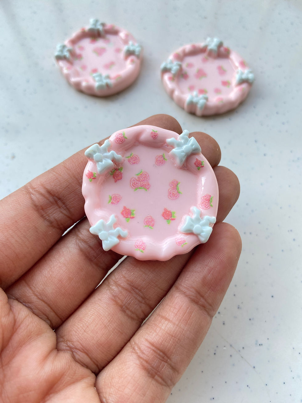 Thumbnail: Resin tray with bow cabachon charm (no hook, no drill)