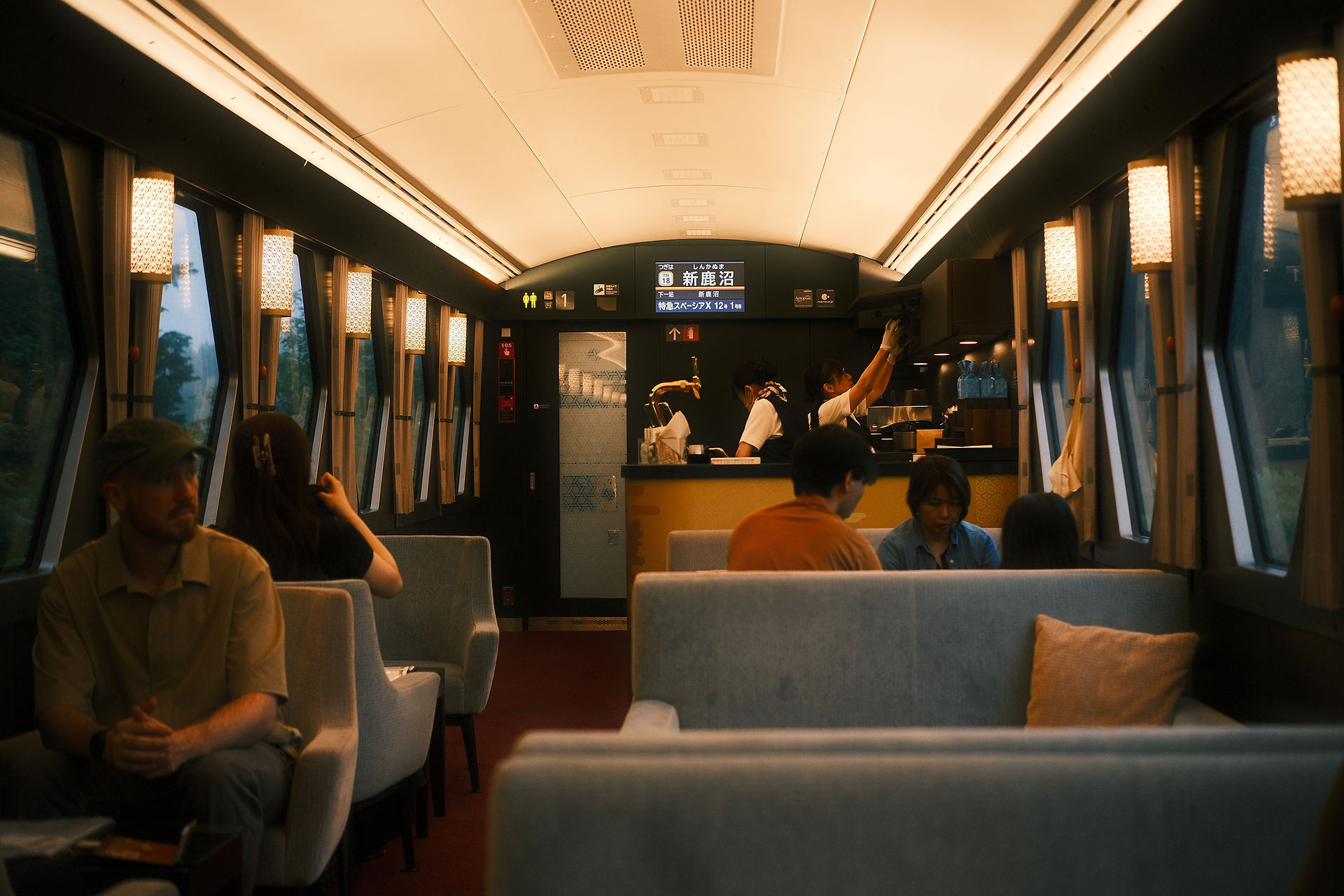 LUXURY TRAINS 大型本　teNeues LUXURY TRAINS 大型本 teNeues These are the World's Most Luxurious