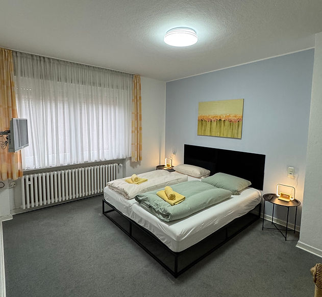 Doppelzimmer Bett & TV.jpeg