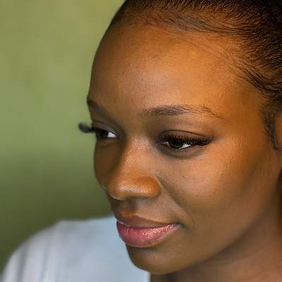 technicienne en extension de cils et du regard accueillant ses clientes chez DD.glowstudio