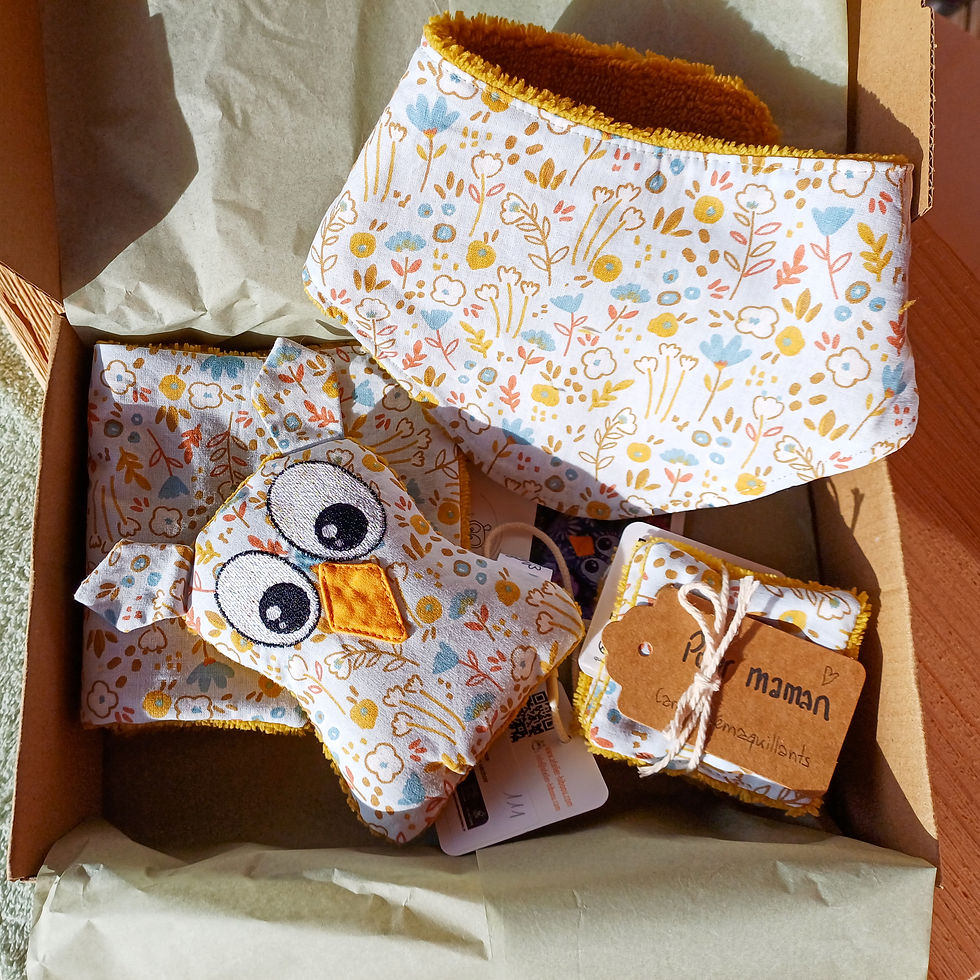 Coffret naissance composé d'un doudou hibou, bavoir, lingettes et carrés démaquillants pour maman, fait mains en France