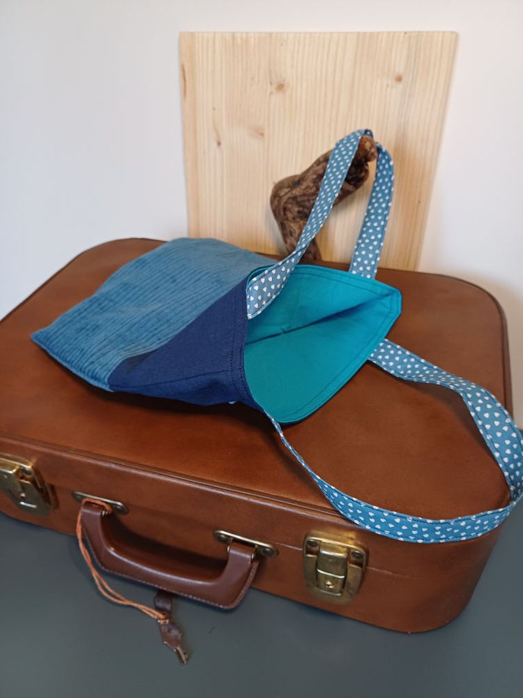Miniature : Sac pour enfant avec bandoulière dans les tons bleus avec un hibou sur le devant, vue dos et intérieur