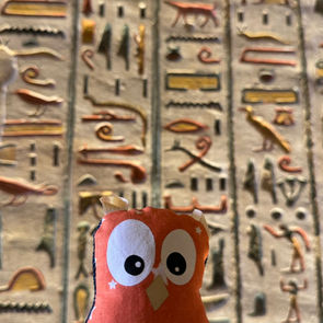 Henry le doudou hibou en voyage en Egypte.