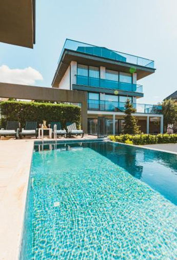 Royal Blue villa konut uygulama projesinde modern iç mimarlık anlayışı, açık alanlarla bütünleşen bir tasarım diliyle ele alı