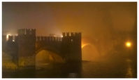 Castelvecchio, a Verona, illuminato dai lampioni nella nebbia, in inverno, a dicembre.