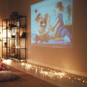 使う時だけ映画館!?壁掛けプロジェクター収納という新発想