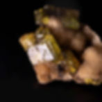 結晶型態獨特的西西里自然硫礦物標本,與方解石共生。