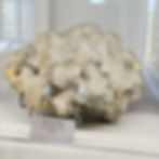 西西里自然硫可看見與共生天青石的礦物標本,圖為來自Caltanissetta的天青石,拍攝於法國礦物博物館