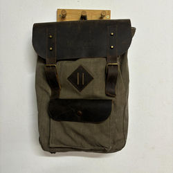 mochila verde con cuero