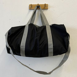 bolso sport negro tiras gris