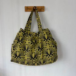 bolso verde con dibujos negros