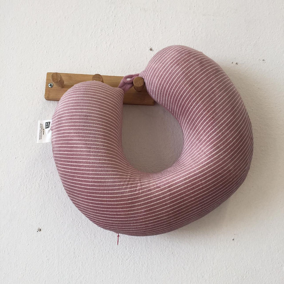 almohada de viaje lila