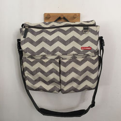 bolso maternal gris y blanco zigzag