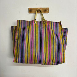 bolsa de compras rayada violeta y amarillo