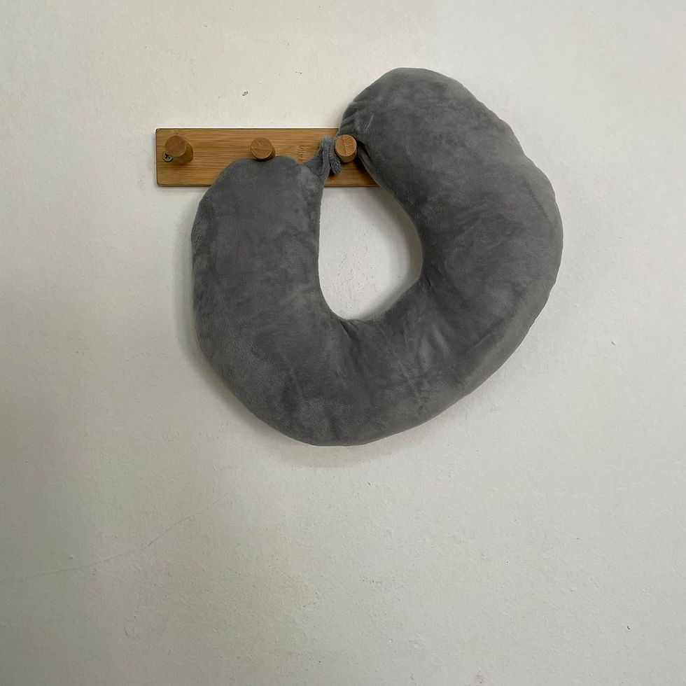 Almohada de viaje gris