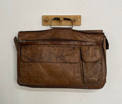 maletin cuero con manija metal
