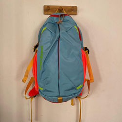 patagonia celeste con naranja