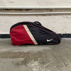 paquetero negro y rojo Nike