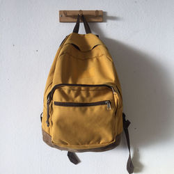 mochila amarilla base gamuza