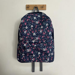 mochila azul con flores