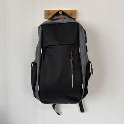 mochila gris con negro tech