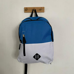 mochila azul y blanco