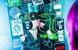 Kvinna med rosa hår speglar sig