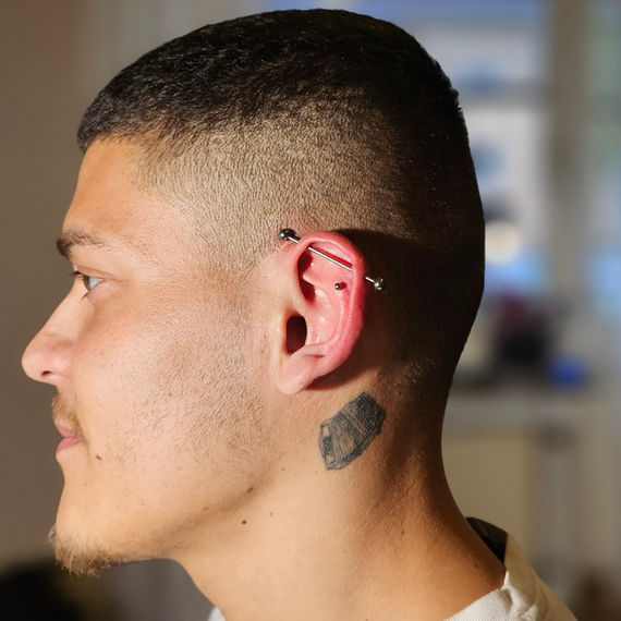 Industrial- och flatpiercing