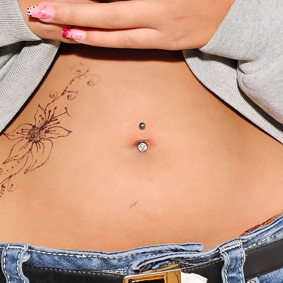 Navelpiercing i Gävle med smycke i titan – Alexander’s Piercing