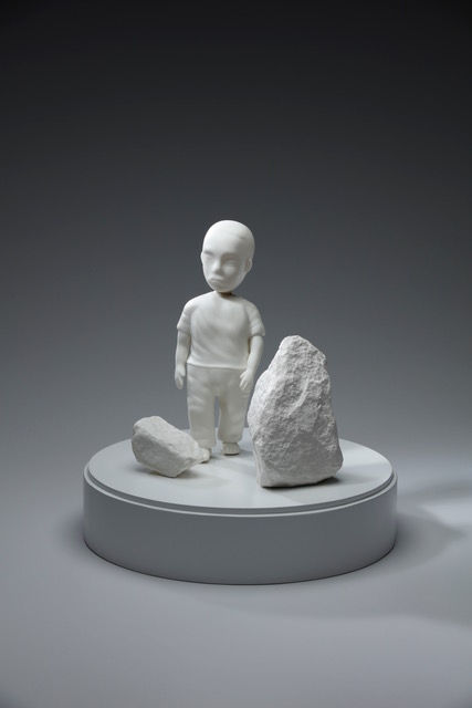 我與我的心在這兒、在那兒、在哪兒？(骨瓷 ) My heart and I  are here, there, where_   2026  ,35_35 44cm  . 