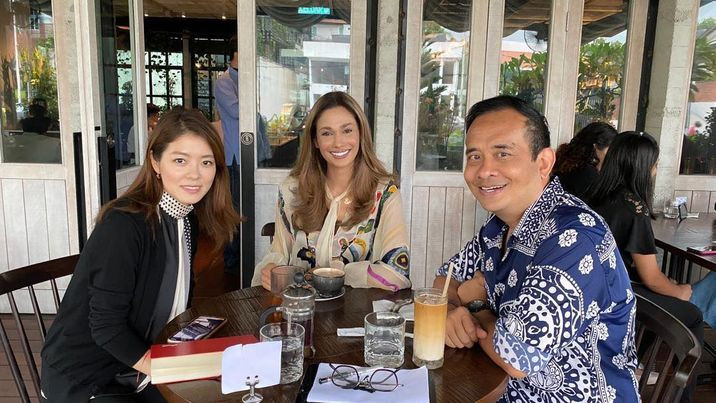 Anna with friends