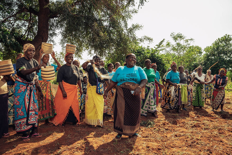 Kenyan women stand with baskets