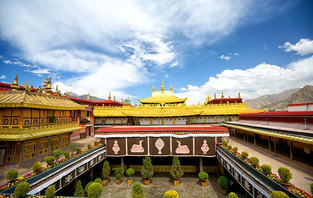 jokhang-temple-in-lhasa-tibet