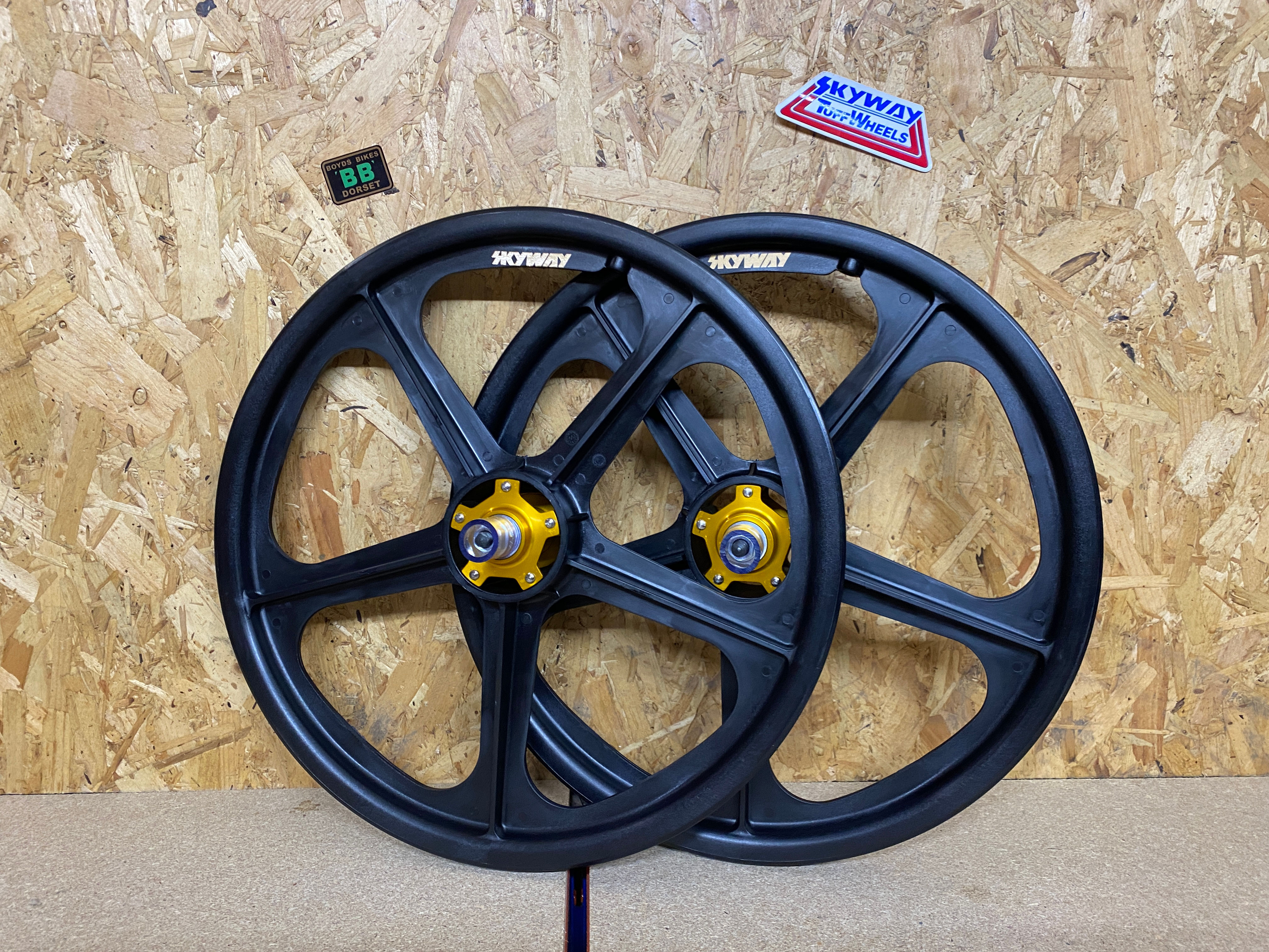 SKYWAY TUFF2 20" [BLACK, GOLD FLANGE]